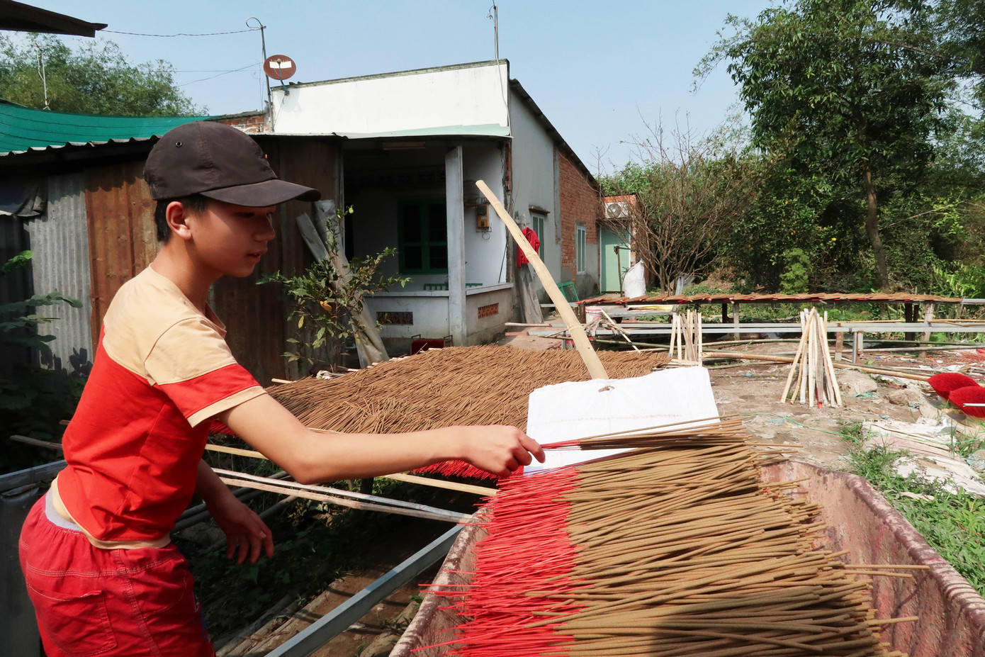 Mùa chính của làng nghề Lê Minh Xuân là những tháng cuối năm và cao điểm là tháng Chạp âm lịch.
