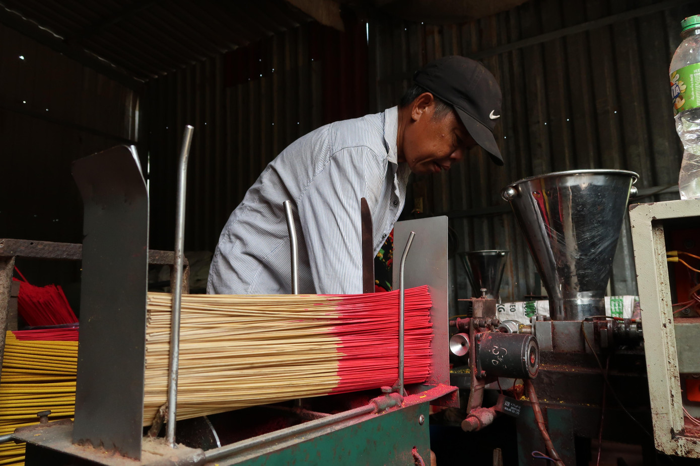 Nét đặc trưng của làng nhang Lê Minh Xuân là bột nhang. Thành phần bột nhang bao gồm: bột quế, trấu, mùn cưa... Tùy vào công thức gia truyền của mỗi gia đình mà có những loại bột nhang mang hương thơm đặc trưng.