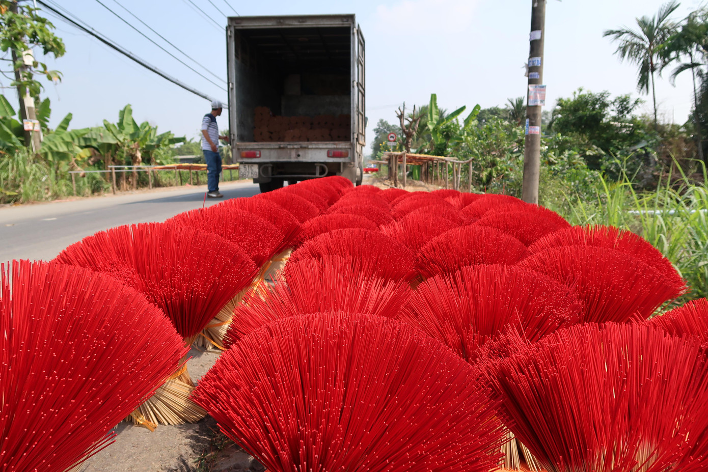 Anh Trần Thế Đạt, chủ một cơ sở se nhang ở xã Lê Minh Xuân cho biết: “Sản lượng nhang sản xuất vào dịp Tết có tăng so với ngày bình thường. Tuy nhiên, nếu so sánh với thời điểm Tết năm trước thì vẫn giảm khoảng 30% do tình hình dịch bệnh”.