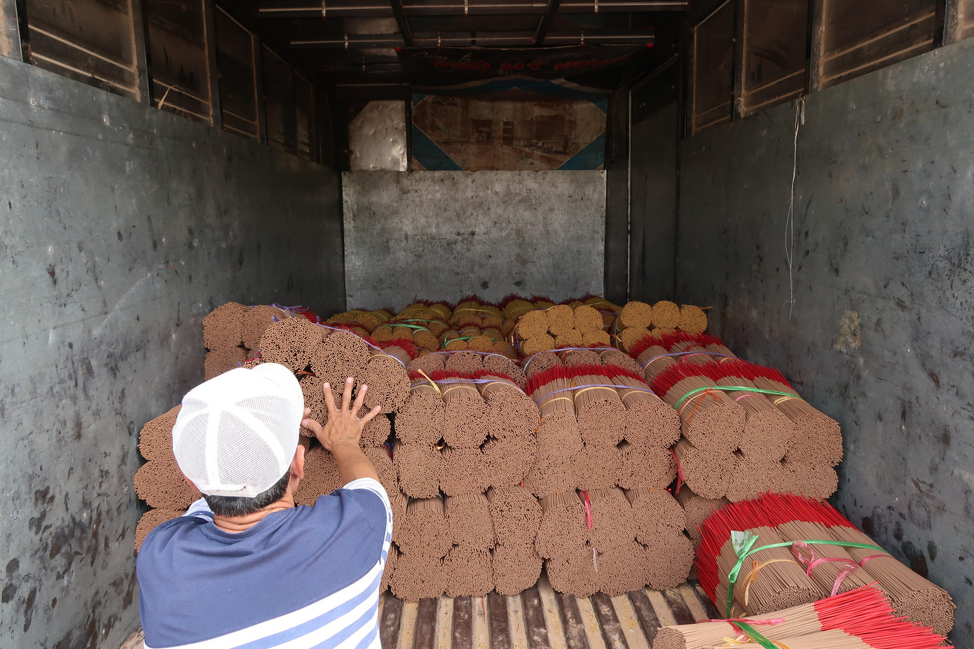 Nhang từ làng nghề Lê Minh Xuân không chỉ tiêu thụ tại TPHCM mà còn phân phối đi nhiều tỉnh miền Tây, miền Đông Nam bộ.