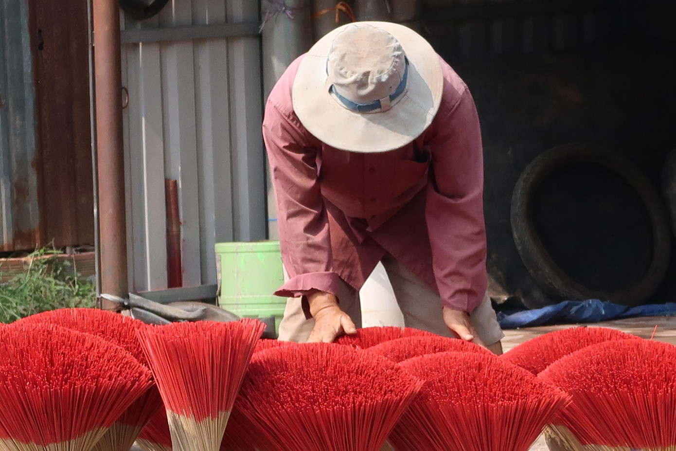 Anh Nguyễn Văn Hoàng, thợ làm nhang ở một cơ sở trên đường Mai Bá Hương cho biết, dịp cuối năm nắng tốt nên chỉ 2 giờ đồng hồ là phơi xong một mẻ nhang.