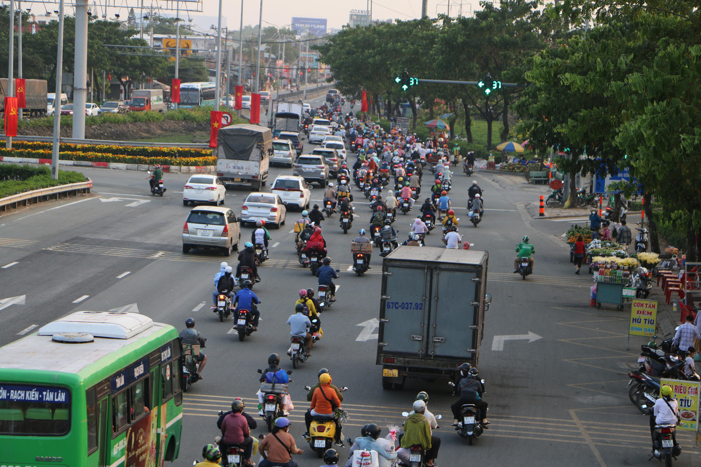 Tại Quốc lộ 1 (đoạn từ vòng xoay An Lạc, quận Bình Tân) đi về hướng huyện Bình Chánh đông đúc người và phương tiện giao thông.