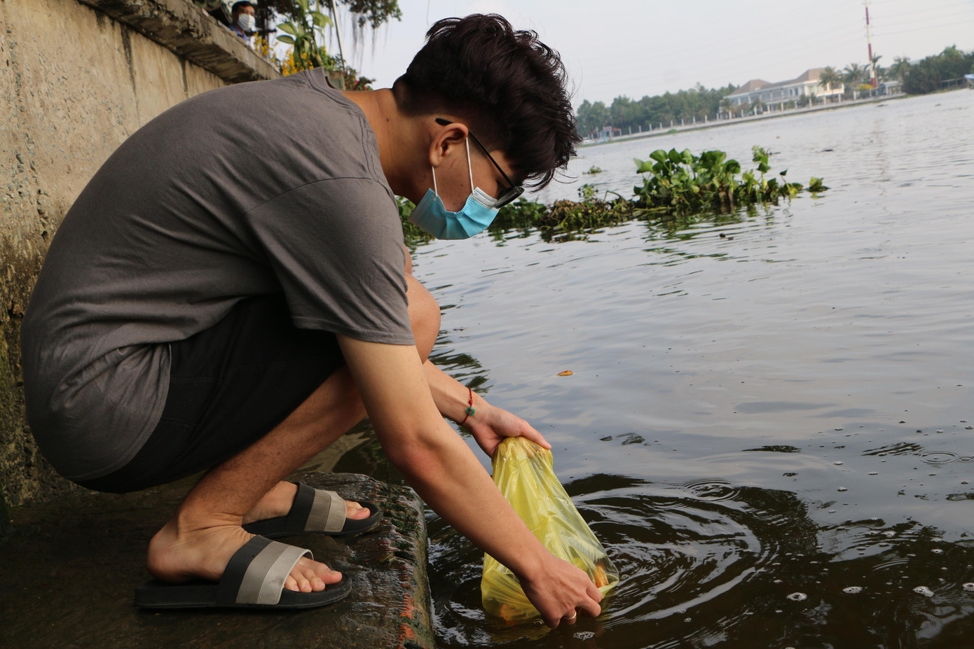 Ghi nhận tại khu vực bờ sông Sài Gòn (đoạn dưới cầu Bình Lợi, quận Bình Thạnh, TPHCM) từ sáng sớm đã nhiều người dân mang cá đi phóng sinh.