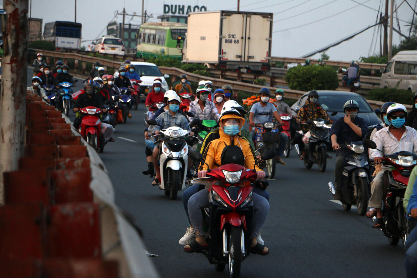 Tại cầu Bình Điền, lúc 17h45 các phương tiện bắt đầu đông đúc, có thời điểm xảy ra tình trạng ùn ứ tạm thời ở điểm giao có đèn tín hiệu ở gần đó.