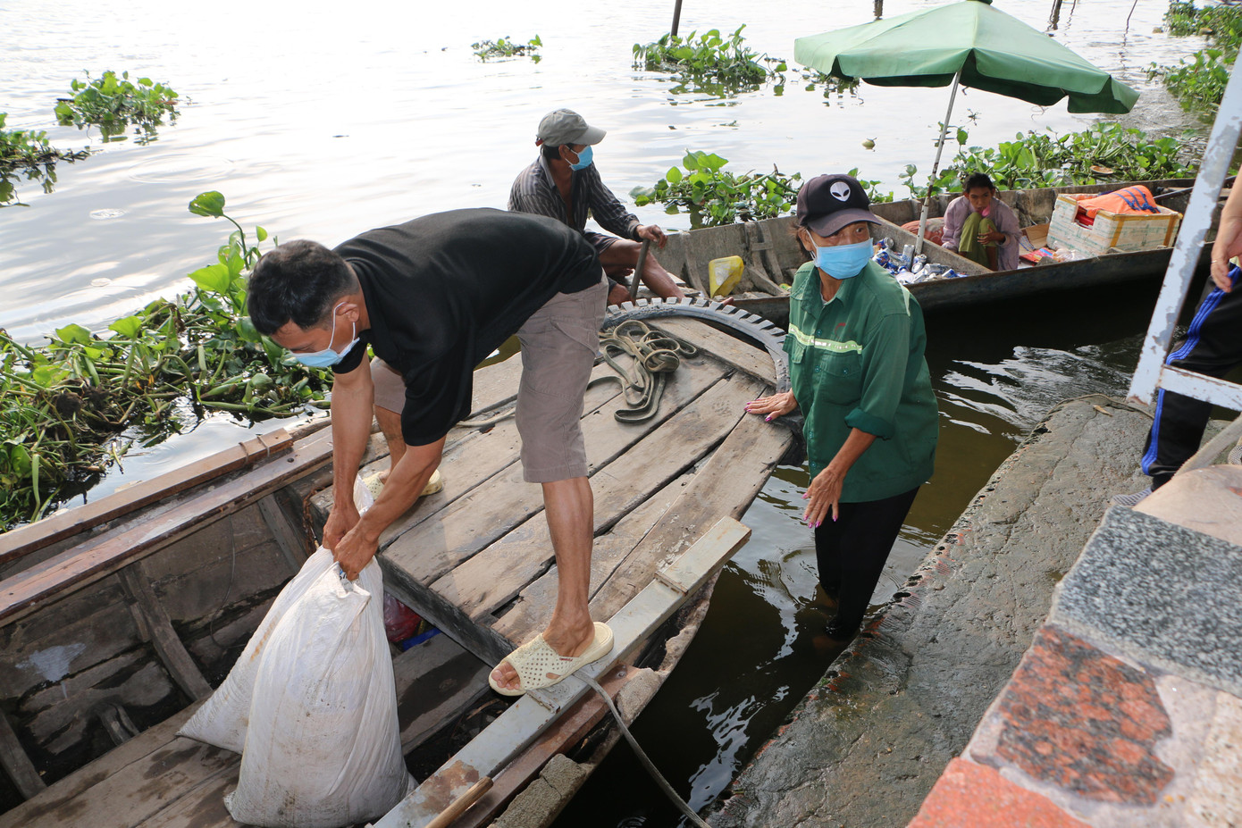 Trong khi đó, nhiều người dân đã thuê ghe để đi ra giữa sông Sài Gòn thả cá vì lo sợ sau khi phóng sinh, cá được thả sẽ bị chích điện bắt như mọi năm.