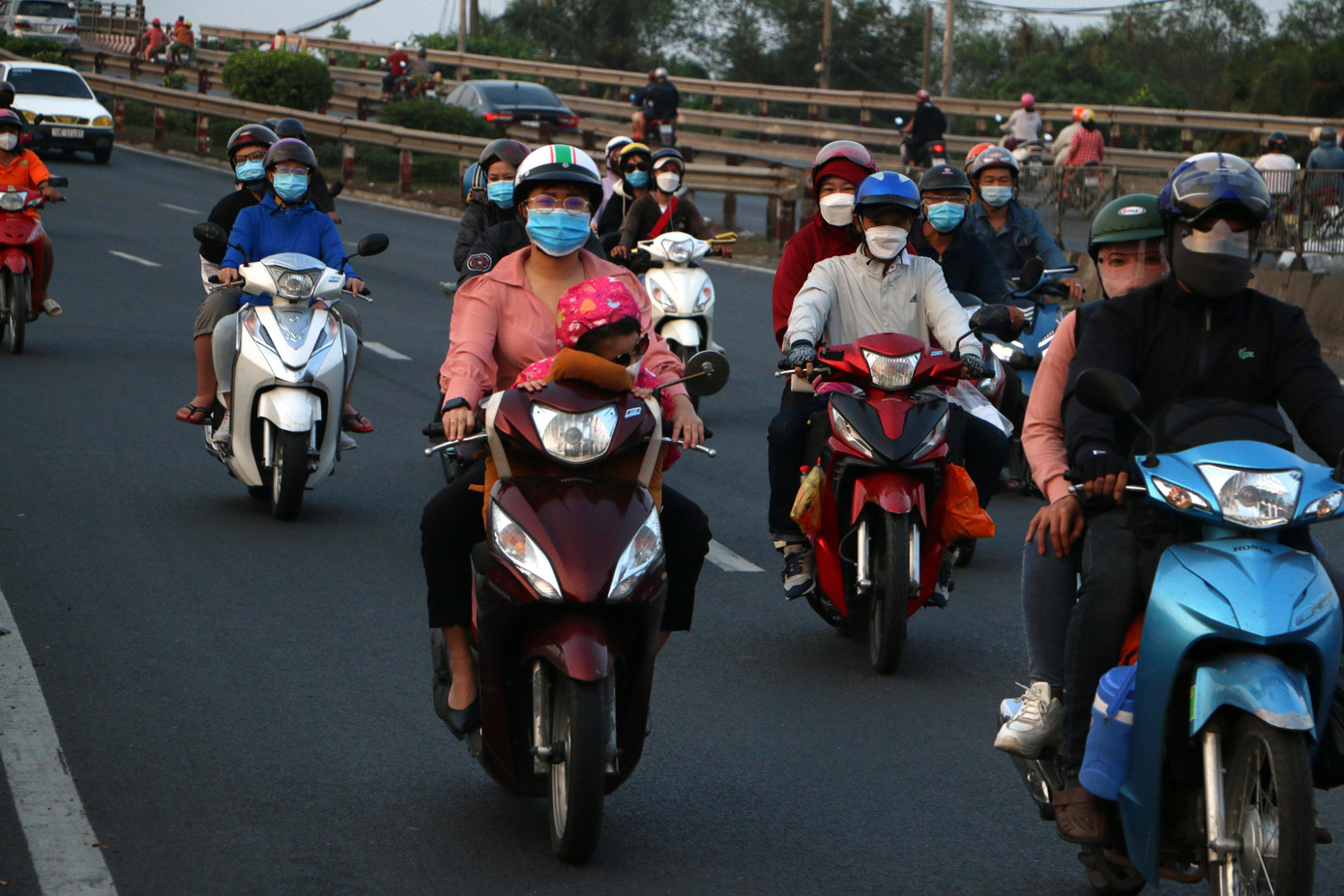 Nhiều em ngủ quên trên tay lái của bố, mẹ.