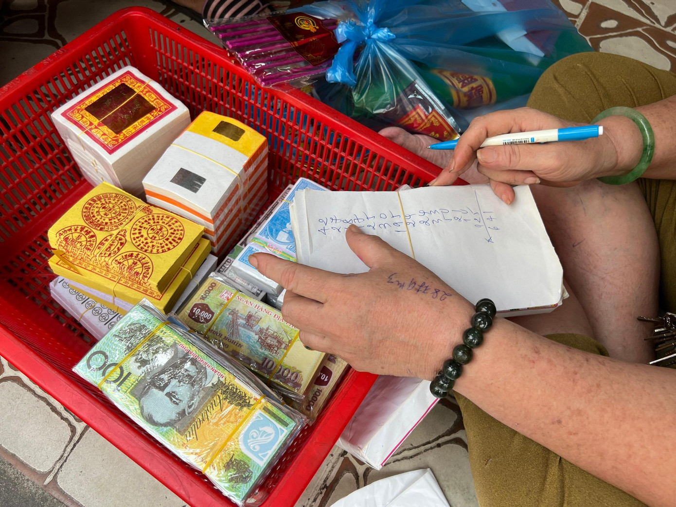 Khách hàng tới đây thường sẽ mua tất cả các sản phẩm vàng mã cần dùng cho các ngày lễ từ ông Công ông Táo cho đến lễ tất niên, giao thừa, thần tài, khai trương...