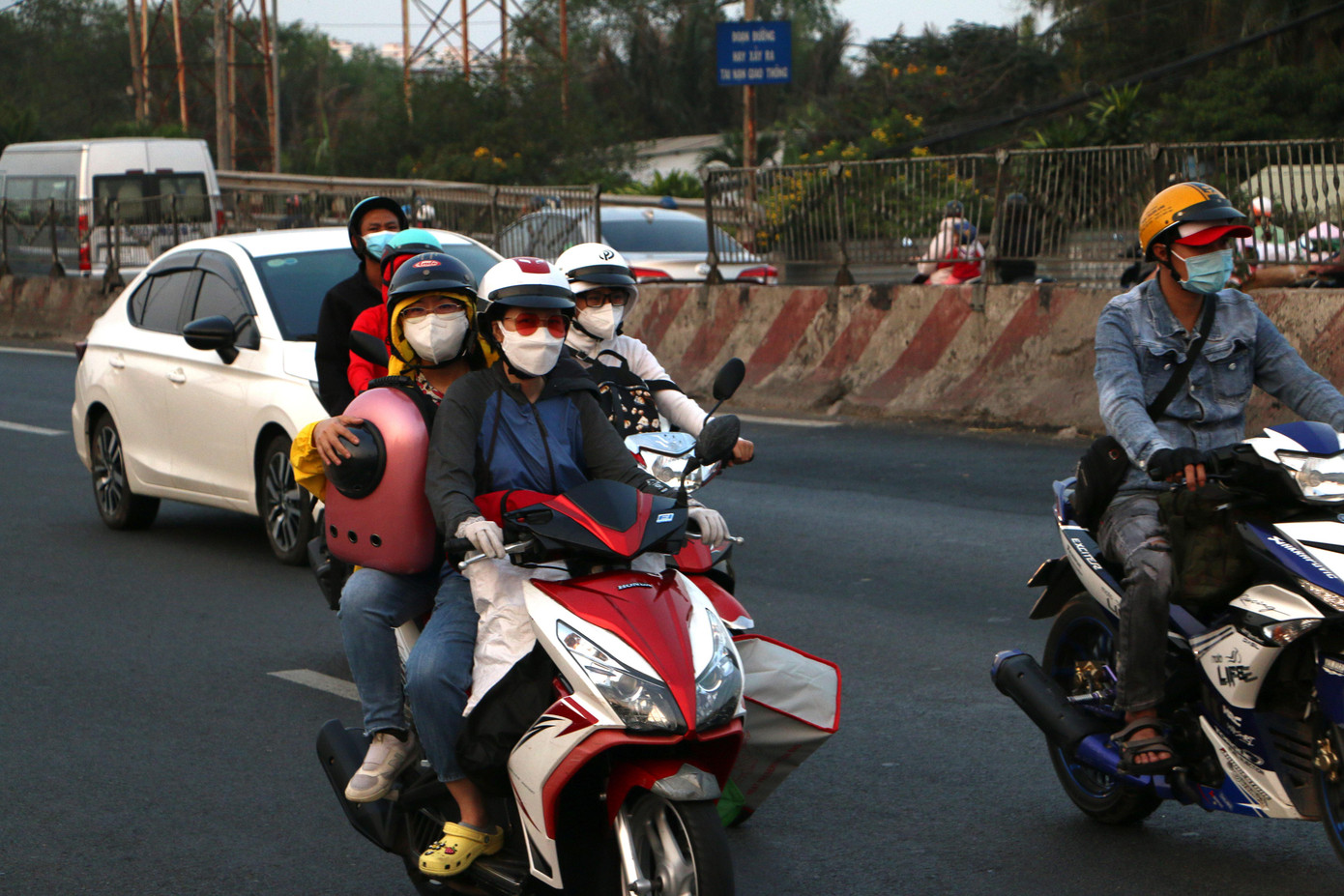 Ngoài hành lý lỉnh kỉnh, nhiều người còn mang ba lô chứa thú cưng để đưa về quê.