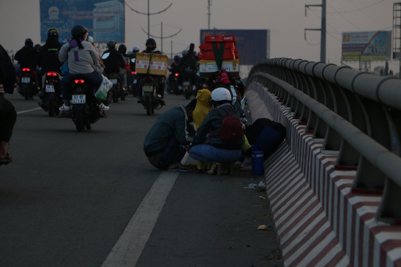 "Đang đi trên đường thì chiếc khăn bị quấn vào xích xe khiến xe của tôi không di chuyển được. Tôi đang tìm xử lý để cùng vợ và con về quê sớm"- Anh Dũng (quê Long An) cho biết.