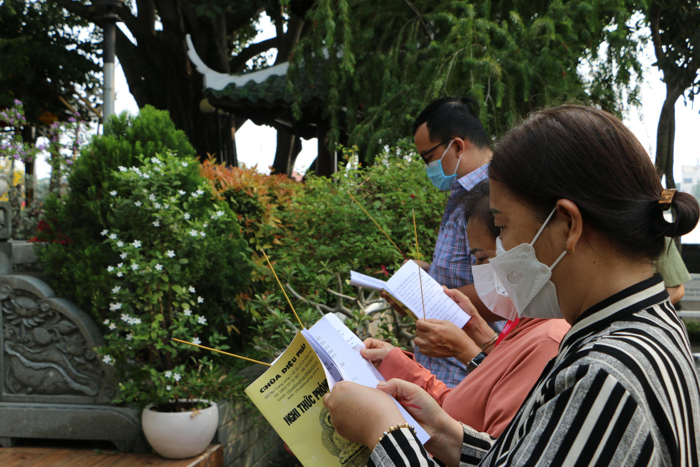 Tại chùa Diệu Pháp (quận Bình Thạnh) từ 8h sáng đã có nhiều người mang cá đến khấn cúng trước khi mang ra sông phóng sinh.