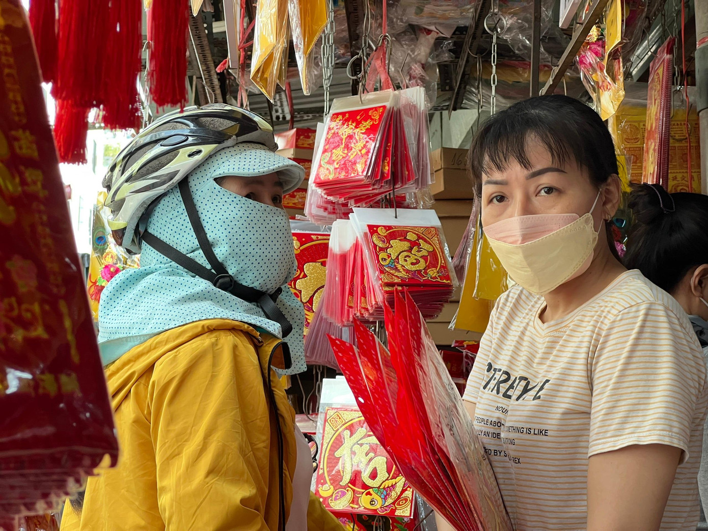 "Ngày cúng tiễn ông Táo sắp đến, tôi tranh thủ đi mua đồ cúng trước vì sợ đến cận ngày nhiều người cùng mua sắm phải đợi lâu. Ngoài đồ cúng tiễn ông Táo, tôi còn mua thêm đồ cúng rước ông bà, đồ cúng lễ giao thừa, cúng vía thần tài"- Chị Đinh Minh Anh (ngụ Quận 11, TPHCM) chia sẻ.