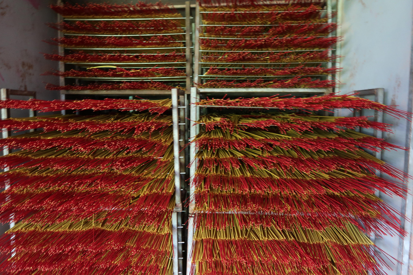 Nhang sau khi được se sẽ được rải đều trên kệ để mang đi hong khô trước gió. Công đoạn hong khô nhằm giúp nén nhang khô và tránh tình trạng nứt, bể khi mang ra phơi dưới nắng.