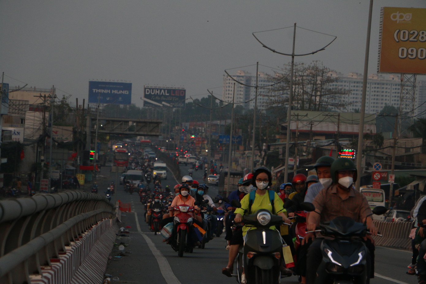Theo ghi nhận, đến 18h cùng ngày, cửa ngõ phía tây TPHCM tiếp tục trong tình trạng đông đúc và ùn ứ nhẹ ở một số giao lộ. Trong ảnh: Các loại phương tiện nối đuôi nhau trên cầu vượt nút giao Bình Thuận (giao lộ quốc lộ 1A -Nguyễn Văn Linh).