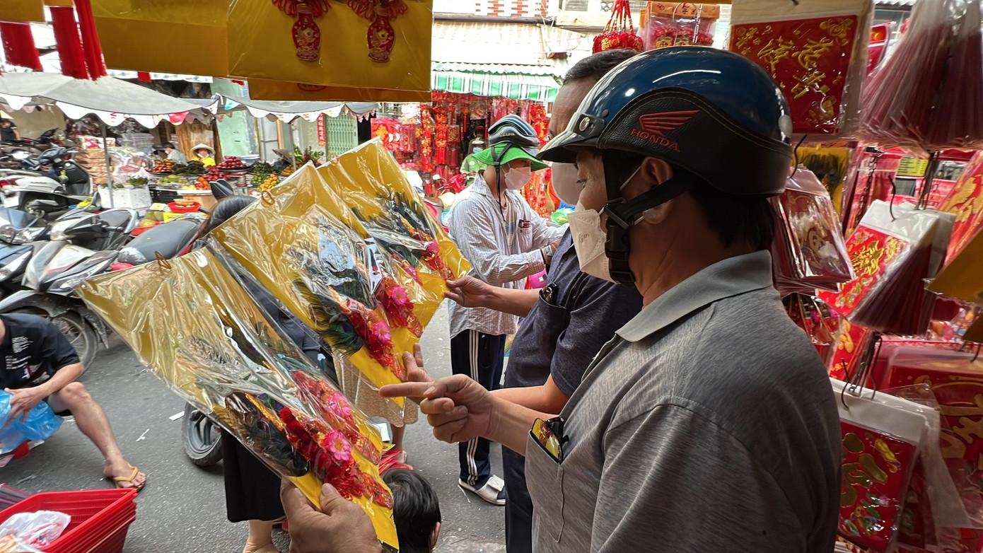 Cảnh mua bán nhộn nhịp ở chợ Thiếc vào những ngày cuối năm.