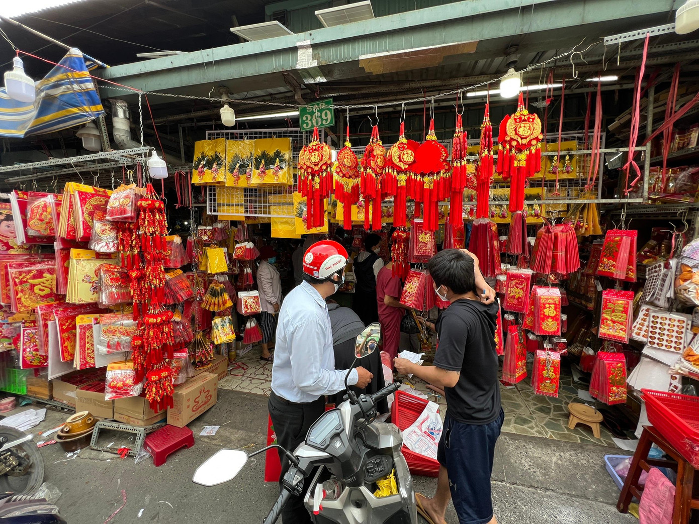 Ghi nhận của Tiền Phong sáng 22/1 (20 tháng Chạp Âm lịch) cho thấy nhiều người đến chợ Thiếc để mua sắm đồ cúng ông Công ông Táo.