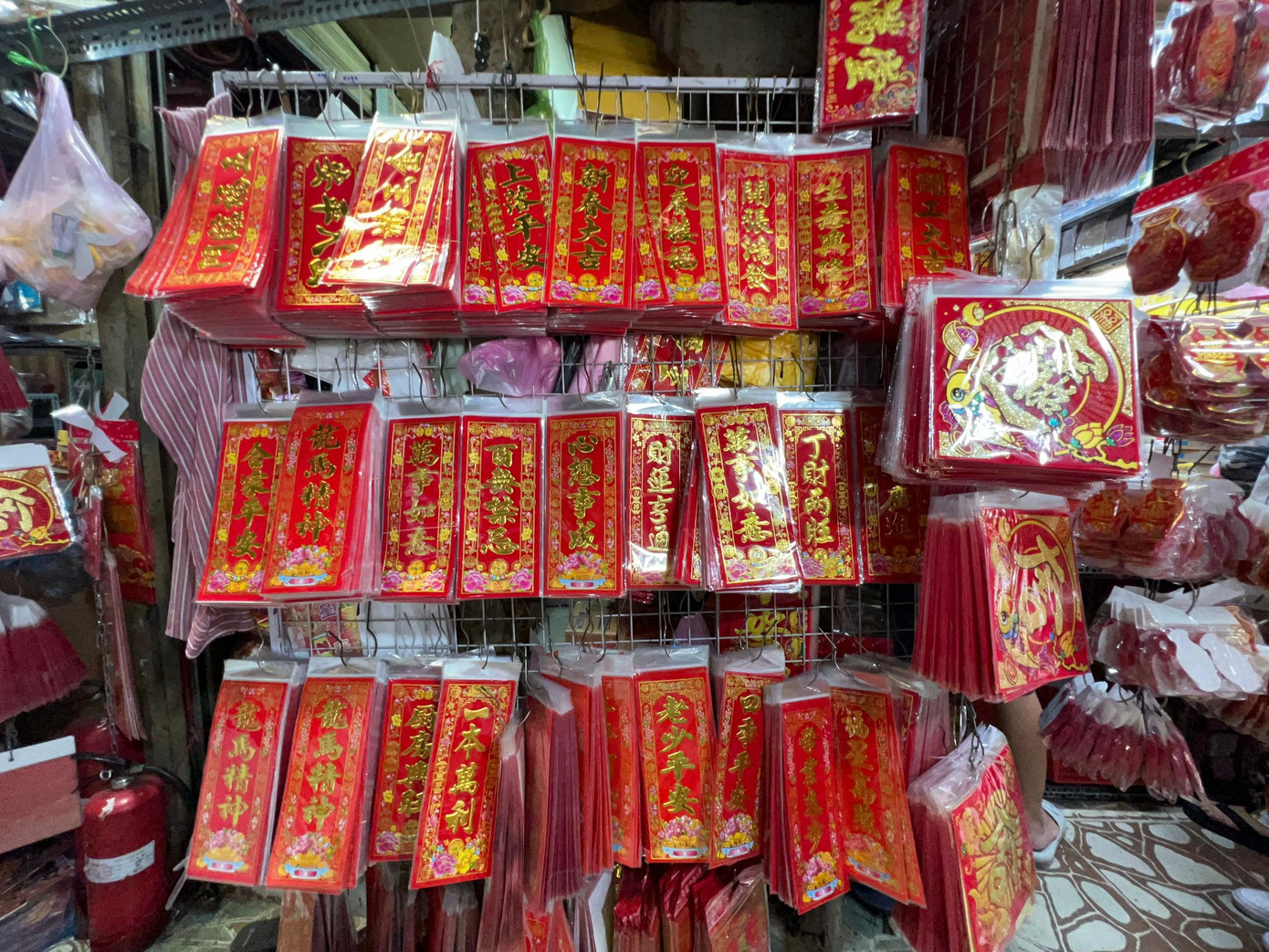 Năm nay, các sản phẩm đồ trang trí ở chợ Thiếc cũng rất phong phú, đa dạng với nhiều chủng loại khác nhau như câu đối đỏ, phong bao lì xì, đồ phong thủy…