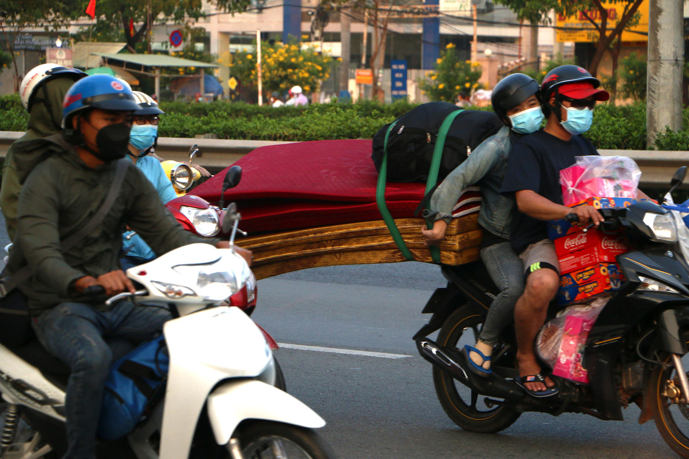 Nhiều người điều khiển xe máy với đồ đạc lỉnh kỉnh bắt đầu hành trình về quê đón Tết.