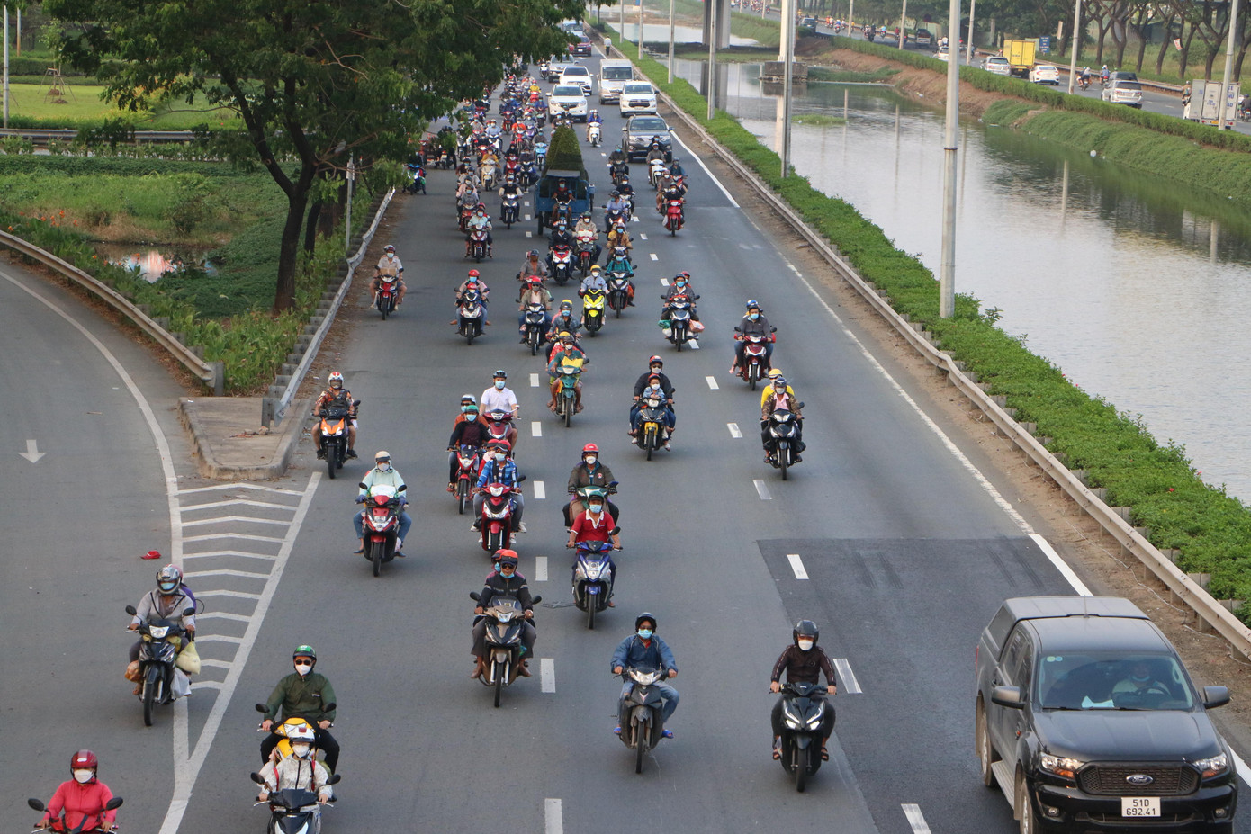 Theo ghi nhận của Tiền Phong, từ 17h chiều 29/1, các loại phương tiện đã bắt đầu đông đúc tại cửa ngõ phía Tây TPHCM (hướng về các tỉnh miền Tây Nam bộ).