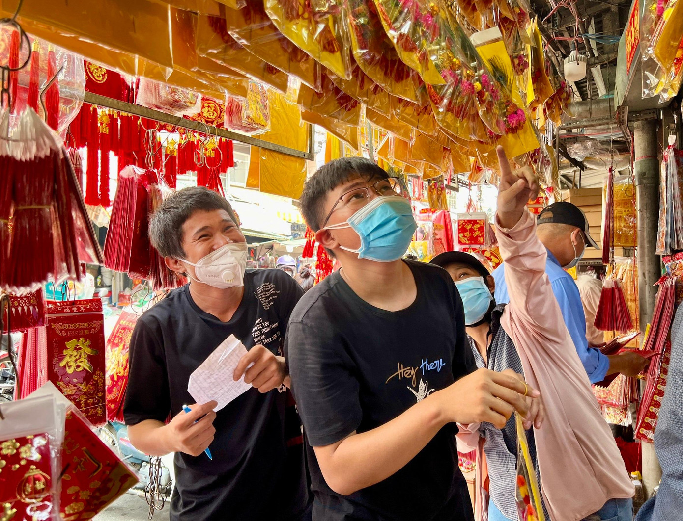 Nhiều người tìm đến chợ Thiếc để mua đồ trang trí nhà cửa trong dịp Tết.