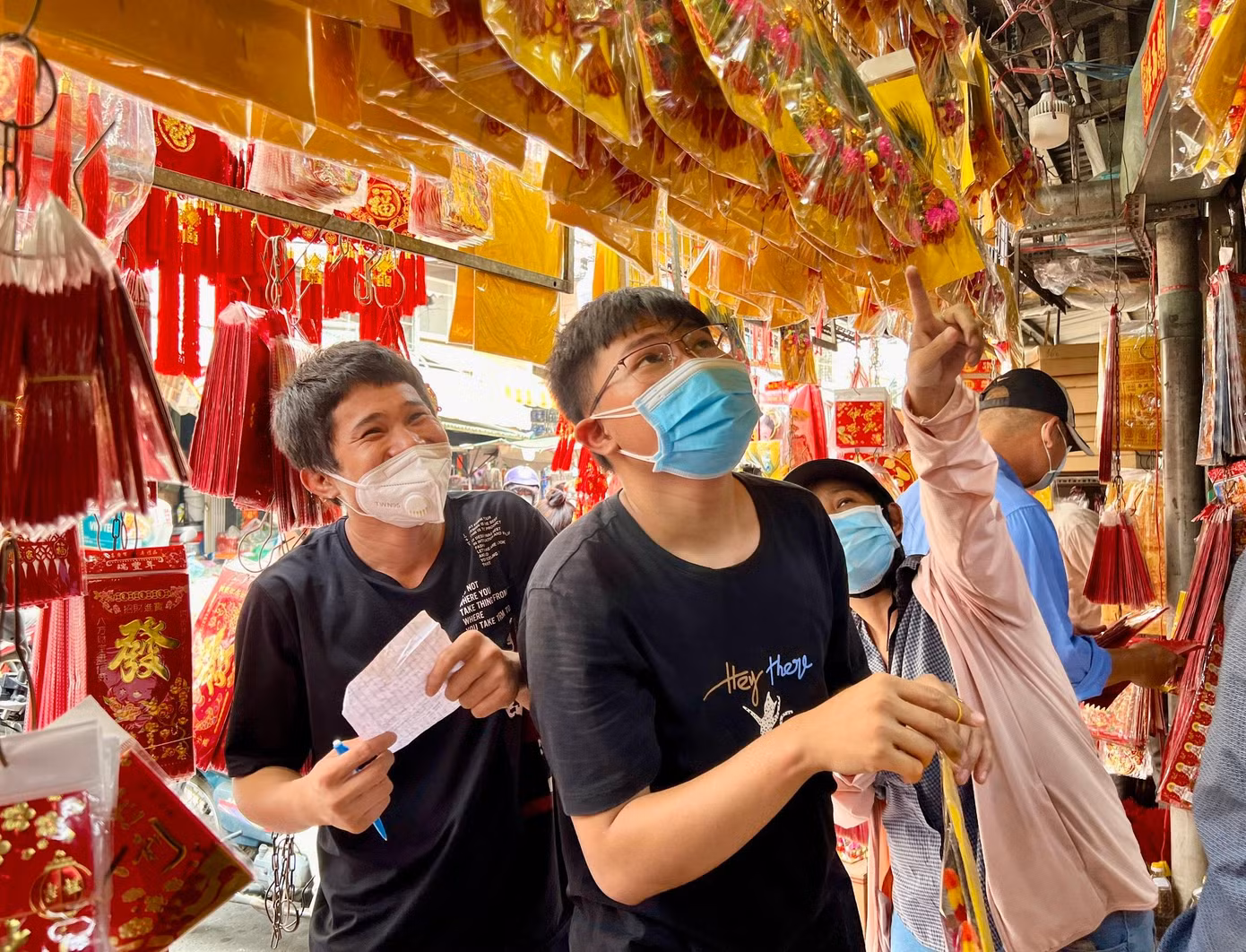 Nhiều người tìm đến chợ Thiếc để mua đồ trang trí nhà cửa trong dịp Tết.
