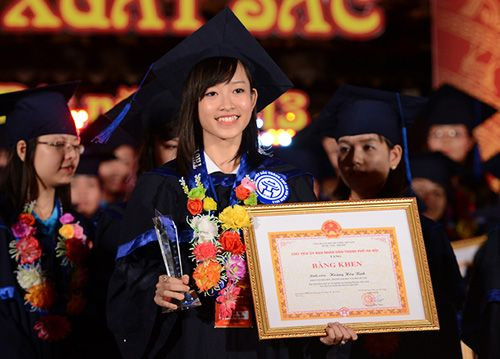 Cô là một trong 123 thủ khoa đầu ra xuất sắc của Hà Nội được vinh danh - Ảnh: Tuấn Mark