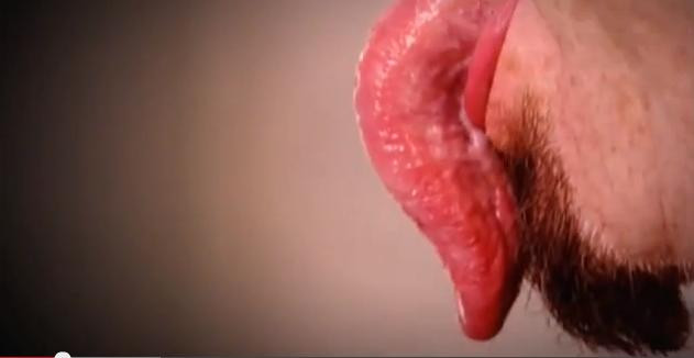 Lưỡi của ông Stephen Taylor có thể chạm tới tận cằm