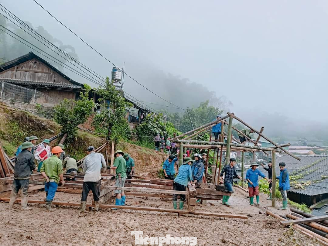 Đồng thời, đối với những hộ gia đình bị lũ cuốn trôi, địa phương đang phối hợp với cơ quan chức năng lên phương án bố trí nơi ở mới tại các địa điểm chỉ định để người dân làm nhà, sinh sống lâu dài.