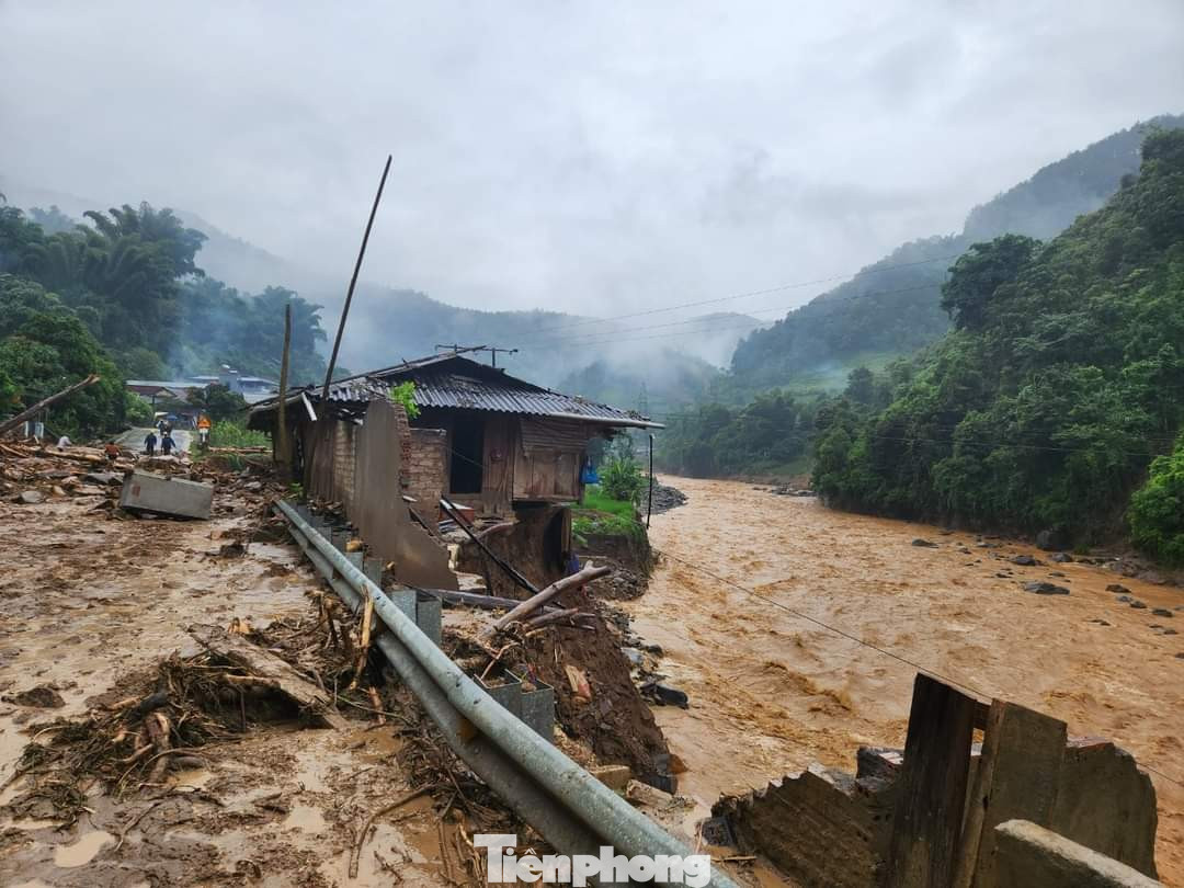 Ngoài ra, 31 ngôi nhà bị thiệt hại nặng nề (15 nhà tại xã Hồ Bốn, 7 nhà tại Khao Mang, 6 nhà ở Kim Nọi, 2 nhà ở Mồ Dề và 1 nhà ở La Pán Tẩn). Ngoài ra, 31 ngôi nhà bị thiệt hại nặng nề (15 nhà tại xã Hồ Bốn, 7 nhà tại Khao Mang, 6 nhà ở Kim Nọi, 2 nhà ở Mồ Dề và 1 nhà ở La Pán Tẩn).