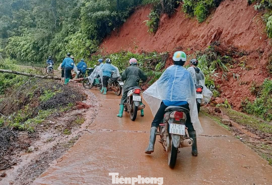 Ngay khi nhận được tin báo cáo về thiệt hại do mưa lớn, lũ quét, sạt lở đất trên địa bàn, Huyện đoàn Mù Cang Chải đã huy động hơn 300 đoàn viên hỗ trợ các xã bị ảnh hưởng.