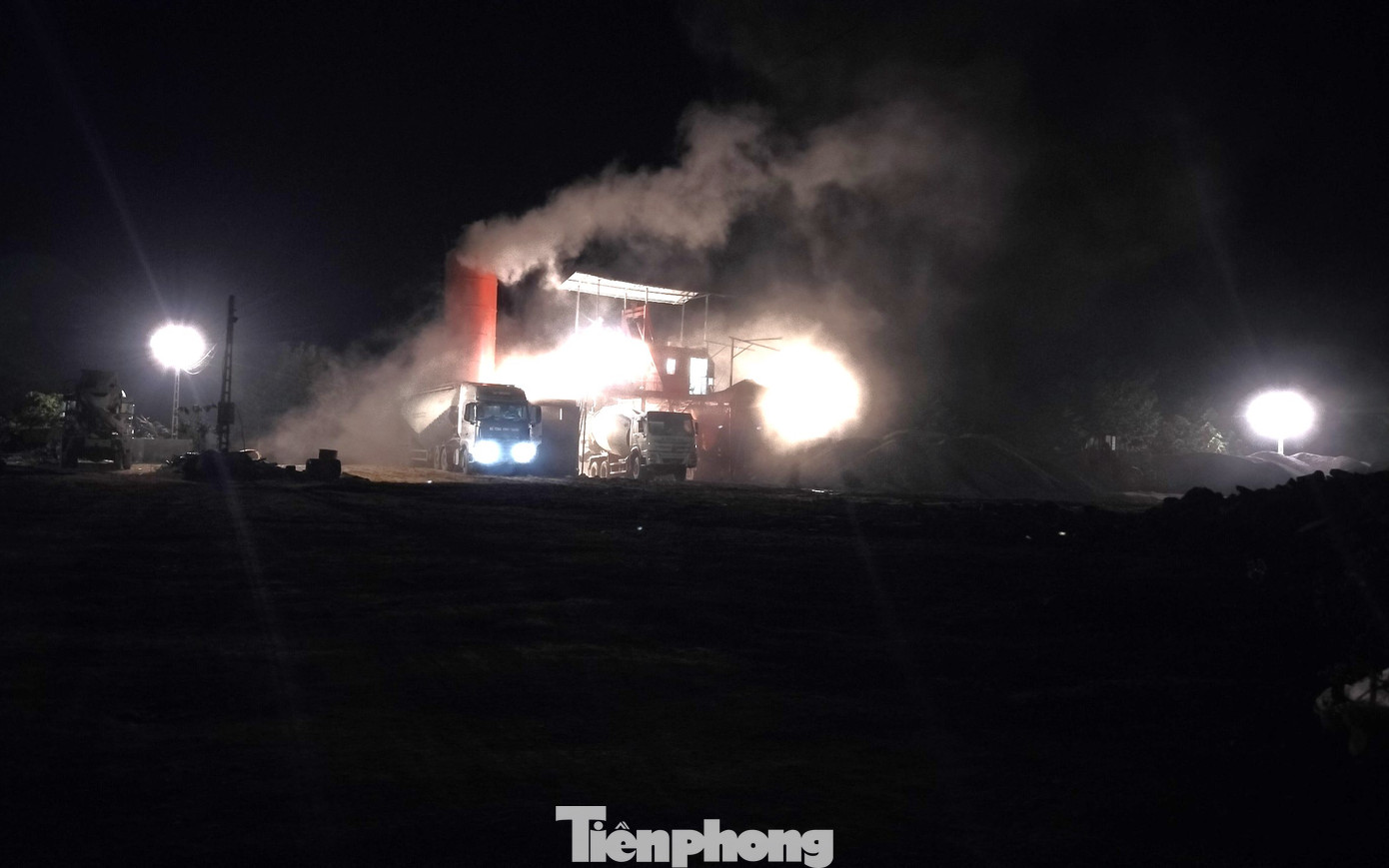 Trạm trộn bê tông của Công ty TNHH Đồng Tiến hoạt động cả đêm khiến cuộc sống người dân đảo lộn. Trạm trộn bê tông của Công ty TNHH Đồng Tiến hoạt động cả đêm khiến cuộc sống người dân đảo lộn.