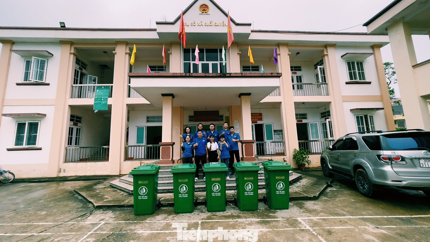 Dịp này, đoàn thanh niên Sở Tài nguyên và Môi trường tỉnh Yên Bái, thanh niên trường Đại học Thăng Long tặng 5 thùng rác cho người dân xã Suối Quyền.