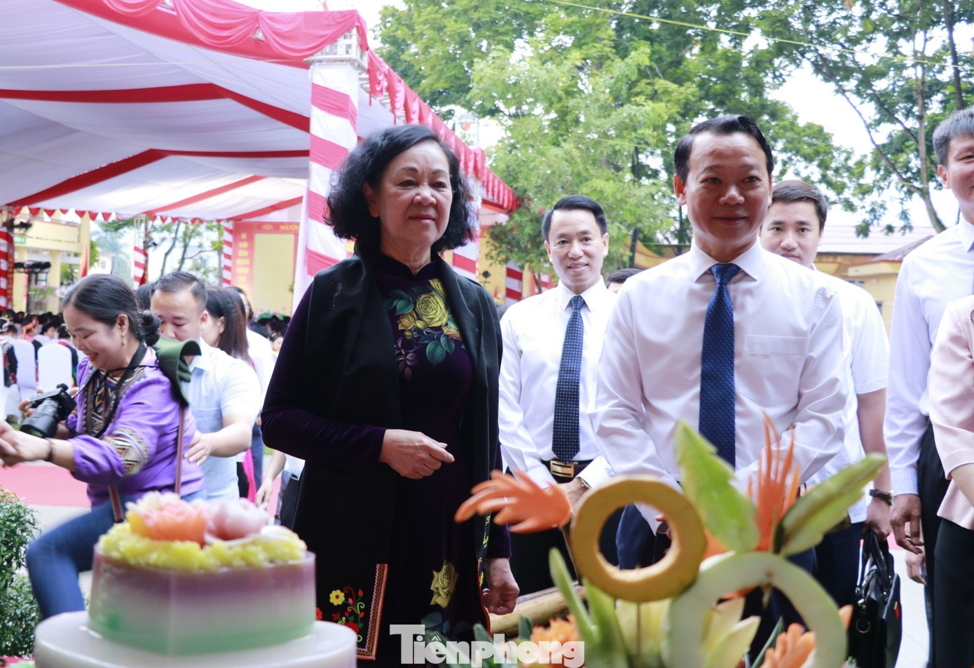 Tại Trường Phổ thông Dân tộc nội trú Trung học cơ sở huyện Văn Yên, đồng chí Trương Thị Mai cùng đoàn công tác cũng đã đến tham quan các gian hàng, sản phẩm do chính các em học sinh của trường sáng tạo ra.