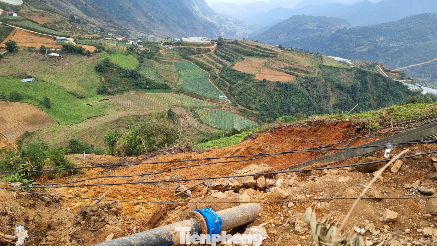 Vụ sạt lở khiến nhiều hộ dân tại phường Ô Quy Hồ bị ảnh hưởng. Vụ sạt lở khiến nhiều hộ dân tại phường Ô Quy Hồ bị ảnh hưởng.