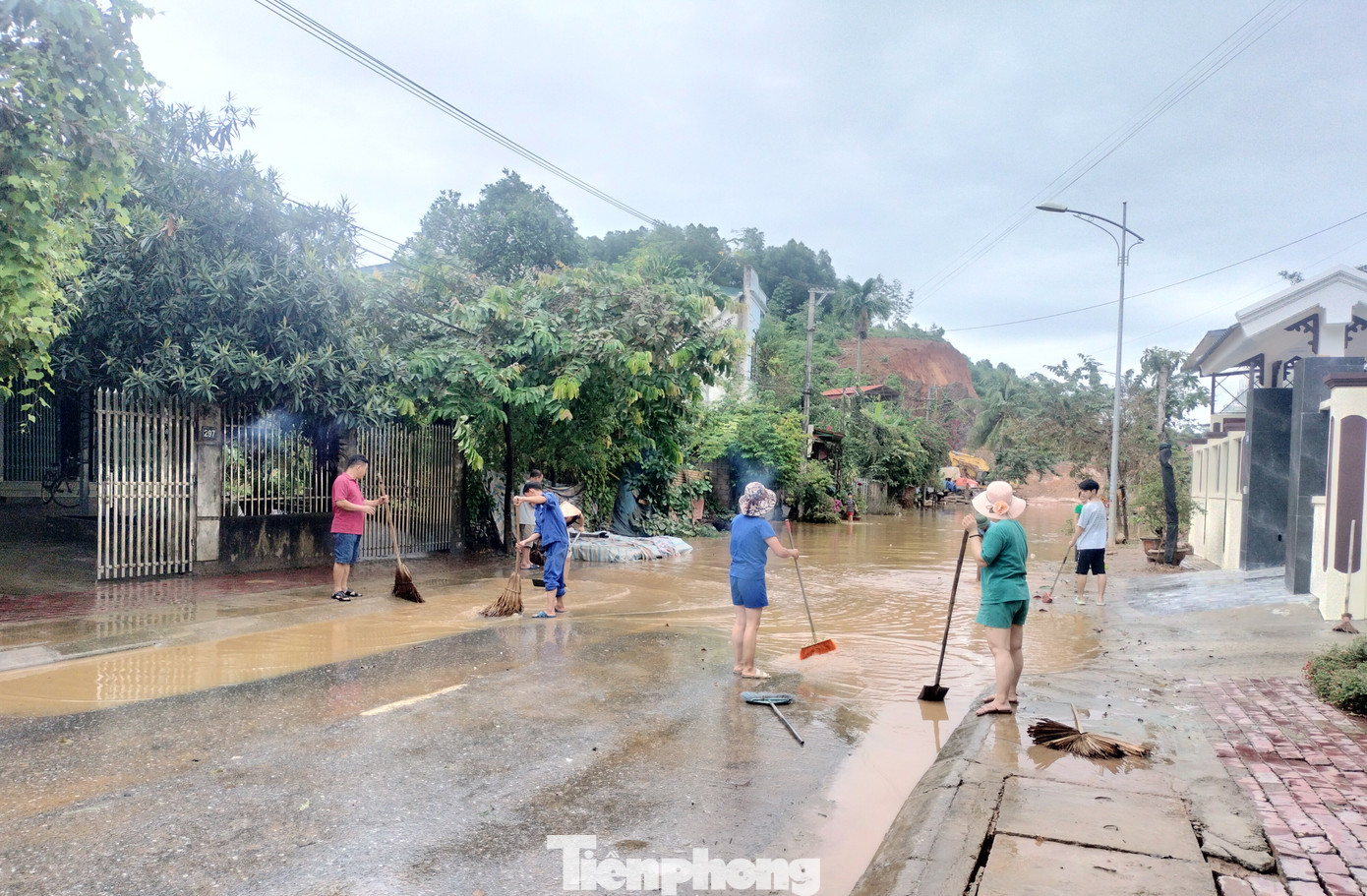 Ngay sau khi nhận được tin báo của địa phương bị thiệt hại, Ban Chỉ huy PCTT và TKCN các huyện, thị xã, thành phố chỉ đạo Ban Chỉ huy PCTT và TKCN cấp xã khẩn trương kiểm tra, thống kê thiệt hại và huy động các lực lượng tại chỗ khắc phục thiệt hại để đảm bảo ổn định đời sống cho nhân dân. Ngay sau khi nhận được tin báo của địa phương bị thiệt hại, Ban Chỉ huy PCTT và TKCN các huyện, thị xã, thành phố chỉ đạo Ban Chỉ huy PCTT và TKCN cấp xã khẩn trương kiểm tra, thống kê thiệt hại và huy động các lực lượng tại chỗ khắc phục thiệt hại để đảm bảo ổn định đời sống cho nhân dân.