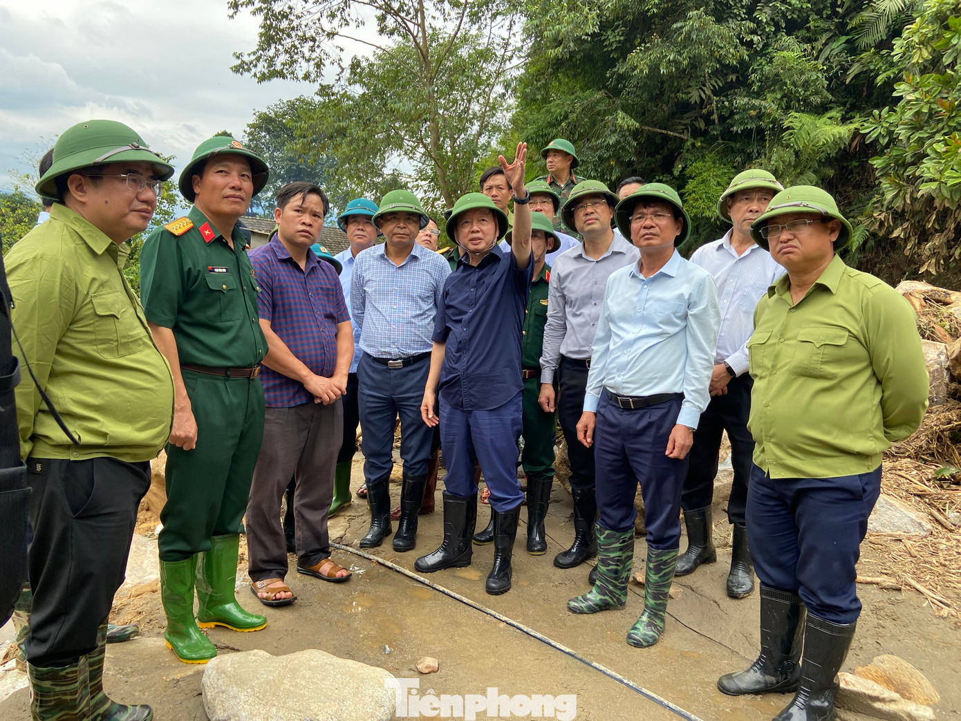 Ngoài ra, các lực lượng khẩn trương rà soát lại các điểm xung yếu như hệ thống sông ngòi, khe suối, các điểm có nguy cơ lũ ống, lũ quét, sạt lở đất, cảnh báo để chủ động các phương án ứng phó, khắc phục hậu quả thiên tai.