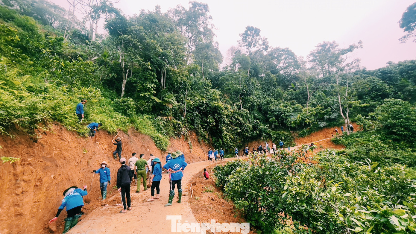 Ngoài ra, các đoàn viên thanh niên còn tham gia các hoạt động khác trên địa bàn như hoạt động hè, giao lưu với thiếu niên nhi đồng, trồng cây xanh, dọn dẹp rác thải trên các tuyến đường...