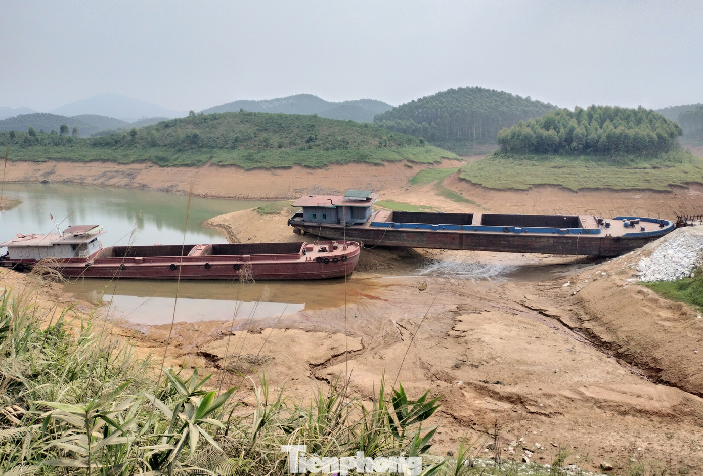 Khu vực ven hồ Thác Bà, tại các bãi tập kết cát tàu, thuyền nằm la liệt.