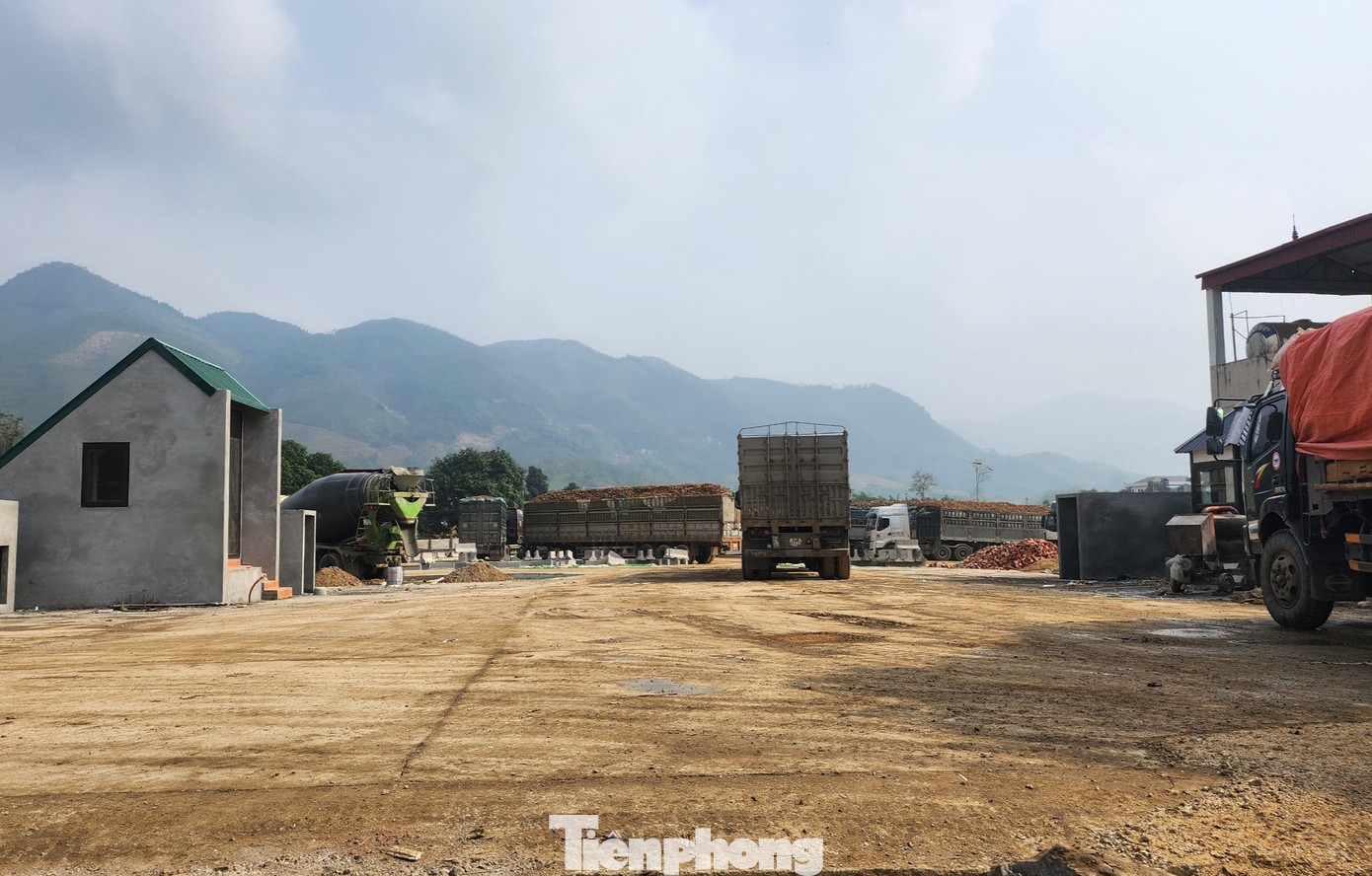 Các xe xếp hàng dài ra vào nhà máy. Các xe xếp hàng dài ra vào nhà máy.