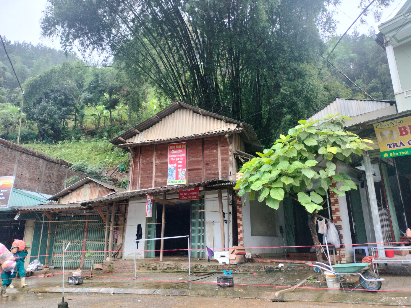 Theo báo cáo của Ban chỉ huy phòng chống thiên tai - tìm kiếm cứu nạn tỉnh Yên Bái, đến ngày 8/8, mưa lũ đã khiến 2 người ở xã Khao Mang, 1 người ở xã Hồ Bốn, huyện Mù Cang Chải thiệt mạng.