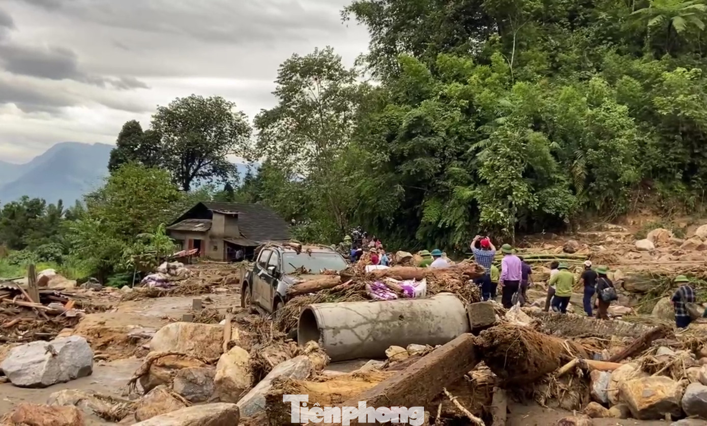 Đến sáng 13/9, do nước lũ vẫn đang chảy xiết, công tác tìm kiếm các nạn nhân bị lũ cuốn gặp nhiều khó khăn.