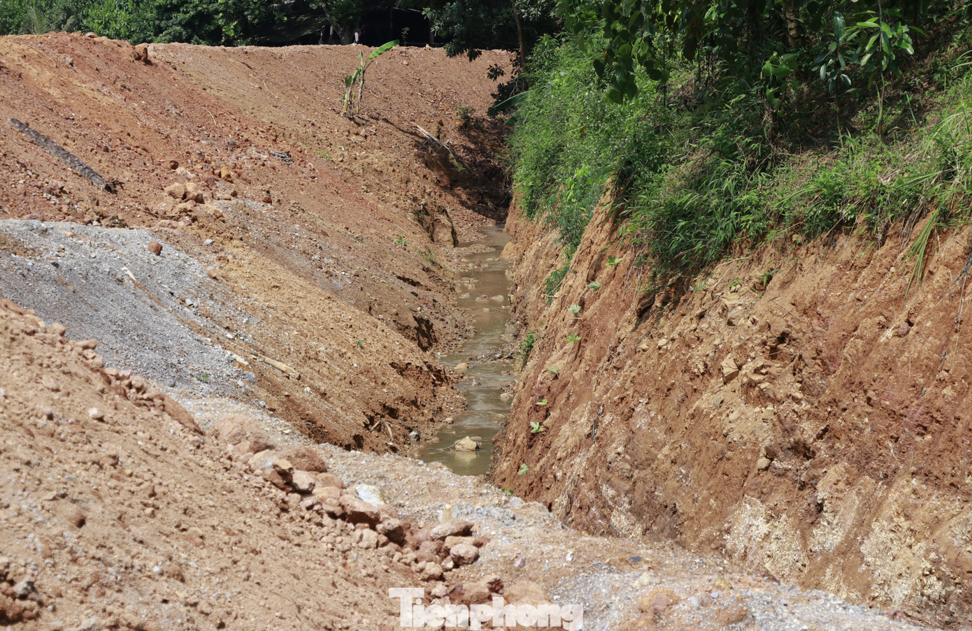 Những kênh mương thủy lợi bị thay đổi dòng chảy, cống vỡ nát. Những kênh mương thủy lợi bị thay đổi dòng chảy, cống vỡ nát.