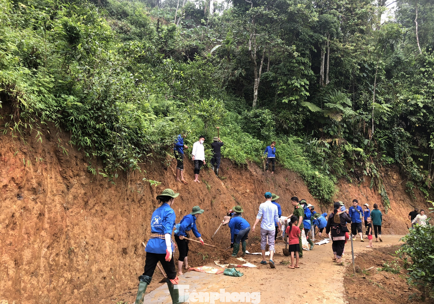 Để hoàn thành việc đắp lề đường cho đoạn đường thôn Suối Bắc đi các thôn khác và ra trung tâm xã, đoàn thanh niên đã huy động gần 100 thanh niên tình nguyện cùng nhân dân trên địa bàn cùng ra quân hành động.