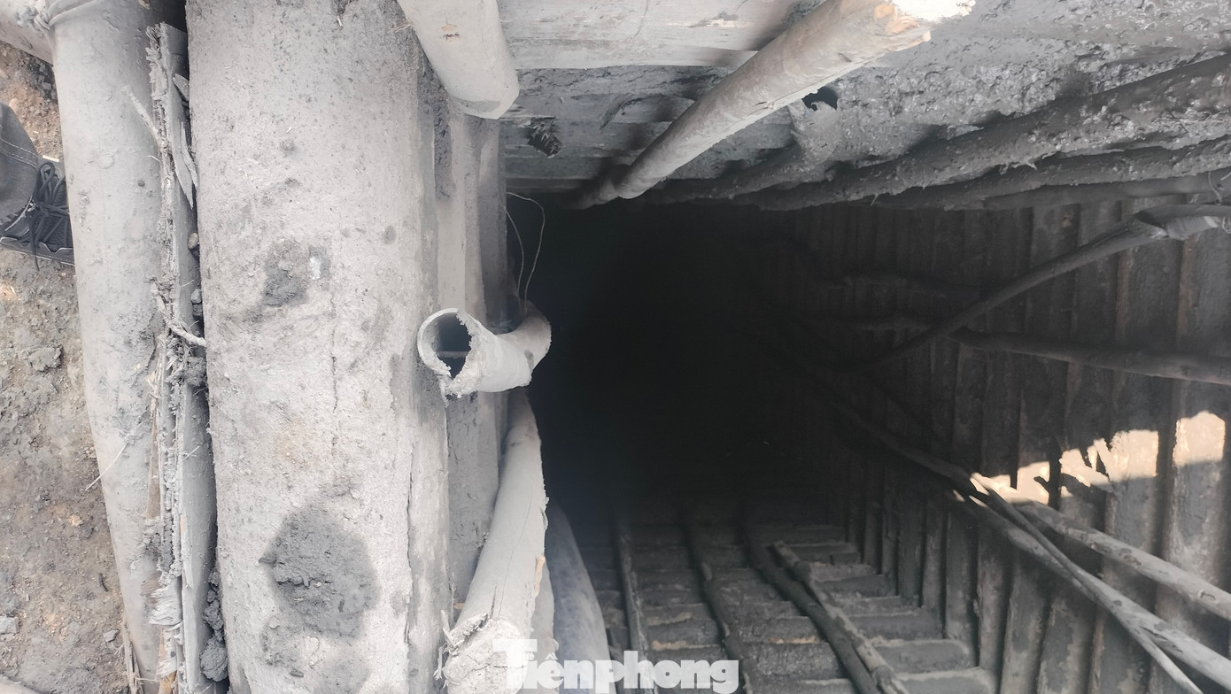 Đến ngày 9/5, trao đổi với PV báo Tiền Phong, ông Nguyễn Văn Thức - Chủ tịch xã Xuân Ái cho hay, sau khi tiếp nhận thông tin phản ánh, xã đã thành lập đoàn kiểm tra. Lực lượng chức năng trực tiếp huy động máy móc đánh sập hầm lò khai thác than trái phép, san tạo lại mặt bằng. Đến ngày 9/5, trao đổi với PV báo Tiền Phong, ông Nguyễn Văn Thức - Chủ tịch xã Xuân Ái cho hay, sau khi tiếp nhận thông tin phản ánh, xã đã thành lập đoàn kiểm tra. Lực lượng chức năng trực tiếp huy động máy móc đánh sập hầm lò khai thác than trái phép, san tạo lại mặt bằng.