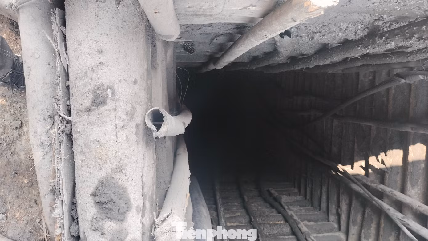 Đến ngày 9/5, trao đổi với PV báo Tiền Phong, ông Nguyễn Văn Thức - Chủ tịch xã Xuân Ái cho hay, sau khi tiếp nhận thông tin phản ánh, xã đã thành lập đoàn kiểm tra. Lực lượng chức năng trực tiếp huy động máy móc đánh sập hầm lò khai thác than trái phép, san tạo lại mặt bằng.