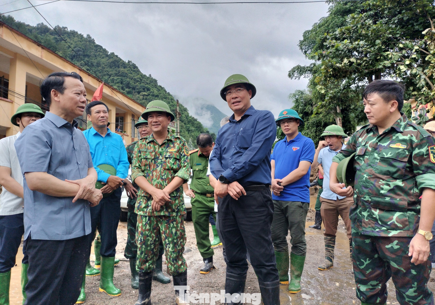 Đối với những hộ gia đình có nhà bị sập, trôi, phải di dời, Bí thư Tỉnh ủy yêu cầu Sở Tài nguyên và Môi trường tỉnh nhanh chóng tìm địa điểm phù hợp cho bà con tái định cư, sớm ổn định cuộc sống