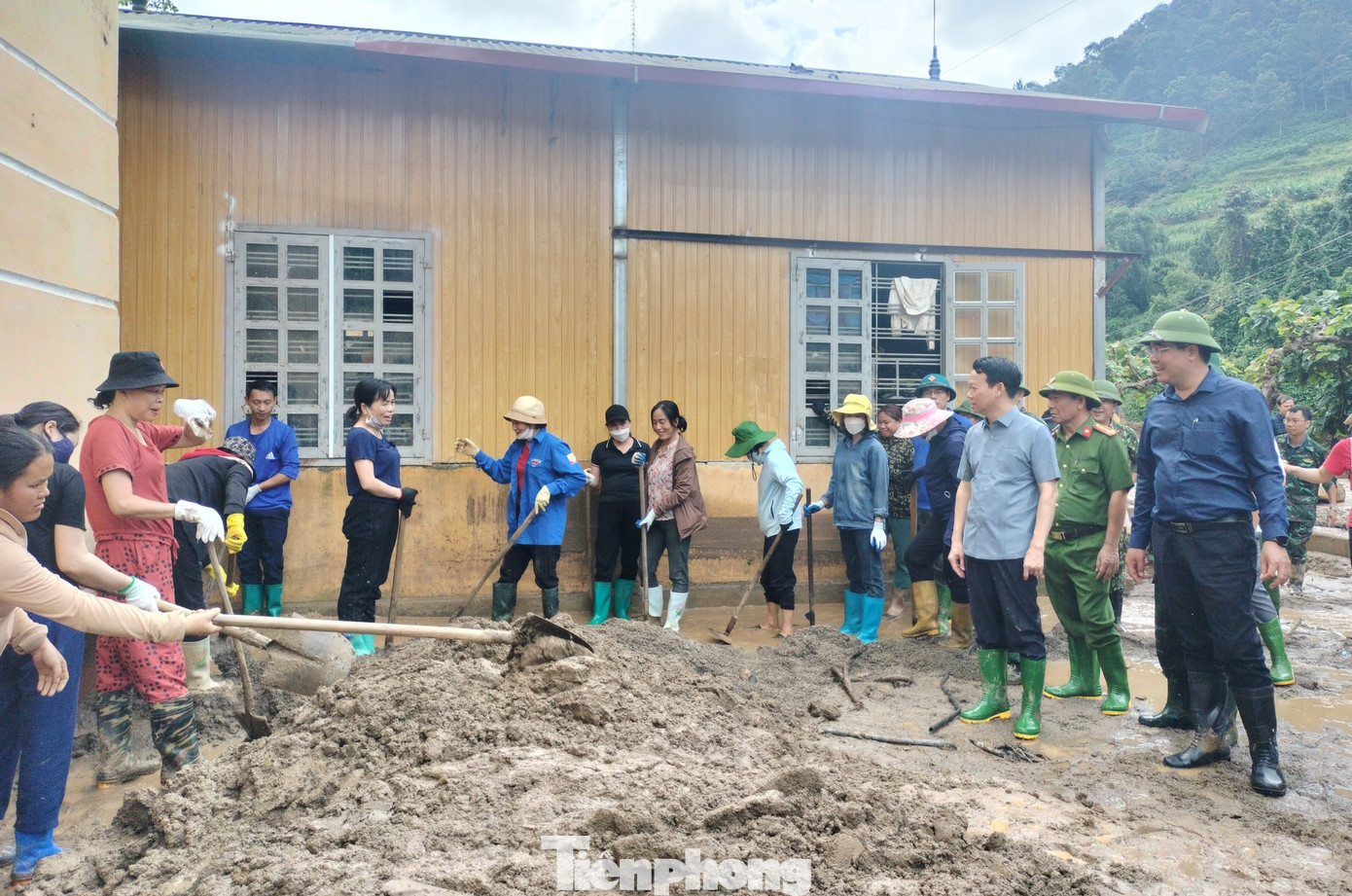 Tiếp đó, Bí thư Tỉnh ủy đến kiểm tra công tác khắc phục tại trường phổ thông dân tộc bán trú Tiểu học và THCS Hồ Bốn, xã Hồ Bốn. Tại đây, ông Đỗ Đức Duy yêu cầu đoàn thanh niên tỉnh Yên Bái cùng lực lượng dân quân cần tăng cường lực lượng, chậm nhất ngày 21/8, trường phải đảm bảo đủ điều kiện để bước vào năm mới.