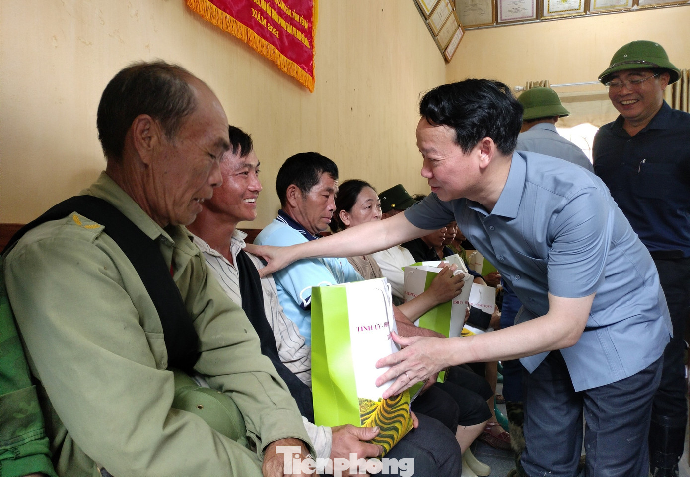 Dịp này, thay mặt lãnh đạo tỉnh Yên Bái, ông Đỗ Đức Duy cũng đến thăm hỏi, động viên, trao hỗ trợ cho các gia đình bị ảnh hưởng do mưa lũ trên địa bàn xã.