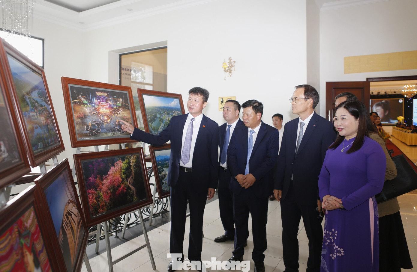 Các đại biểu tham quan triển lãm ảnh "Đất và người Yên Bái" tại hội nghị.