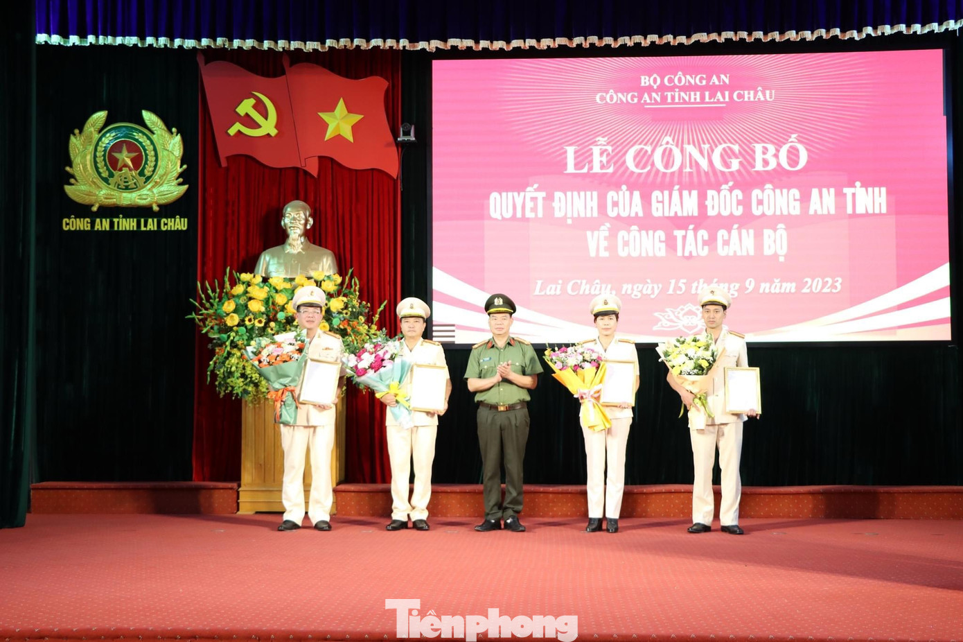 Lãnh đạo Công an tỉnh Lai Châu trao quyết định và tặng hoa chúc mừng các đồng chí được điều động, bổ nhiệm.