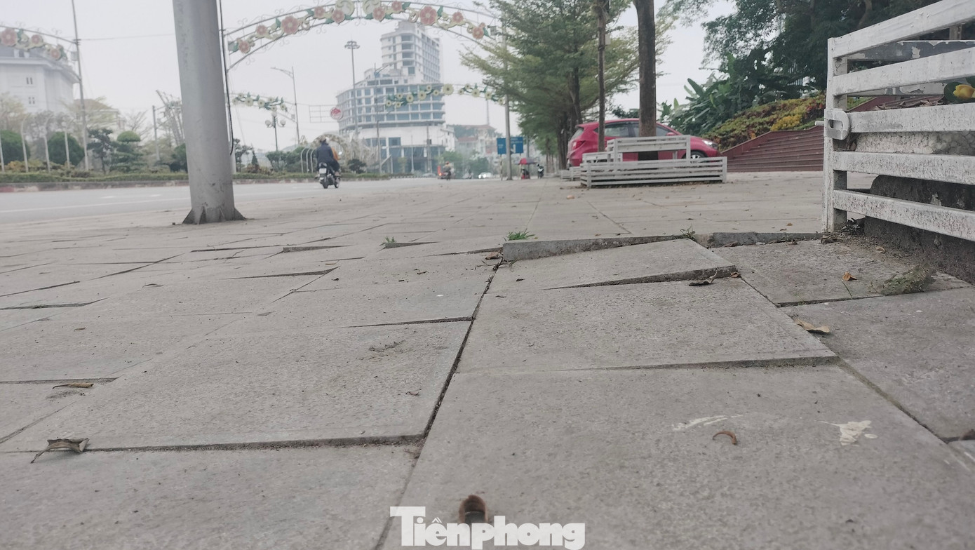 Dự án lát đá hành lang một số tuyến đường nội thị TP Yên Bái được UBND thành phố phê duyệt từ đầu năm 2021, chủ đầu tư là Ban quản lý dự án đầu tư xây dựng TP Yên Bái.